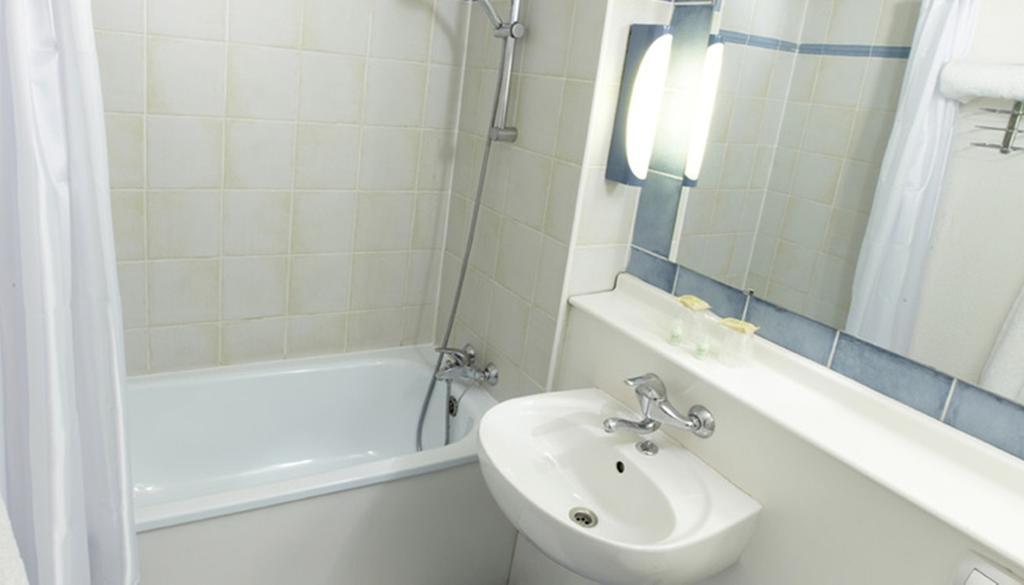 Campanile Dunkerque Est - Armbouts-Cappel Hotel Room photo